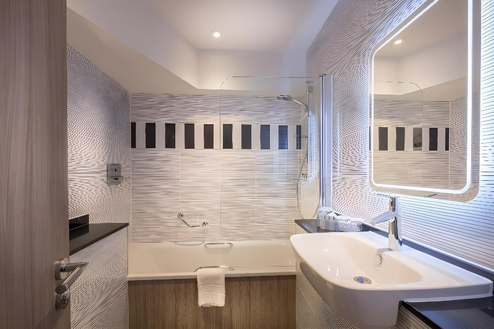 undefined City Sleeper at Royal National Hotel 6