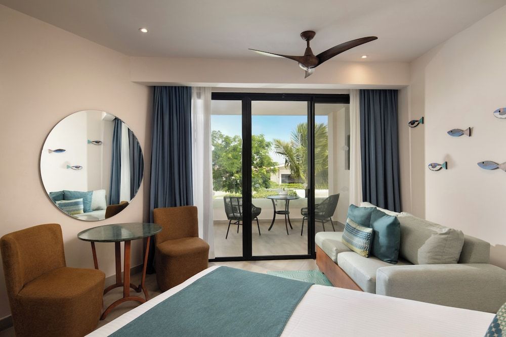 Preferred Club Jr. Suite Tropical View King