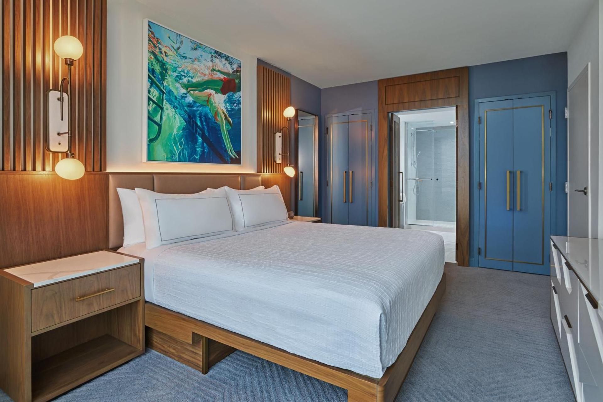 Traditional King Room with Sofa Bed and Roll-in Shower - Mobility and Hearing Accessible