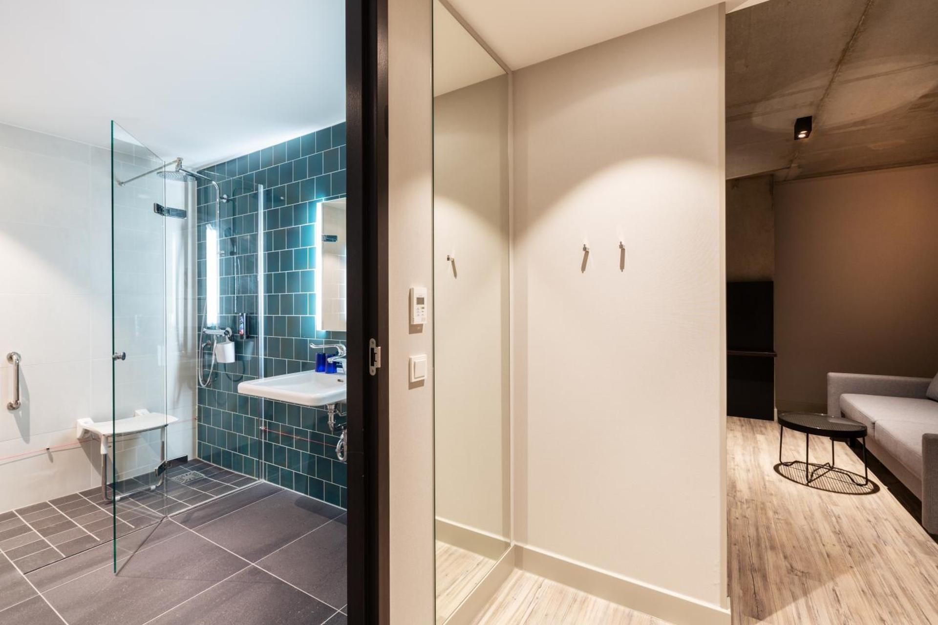 1 Queen Standard Accessible