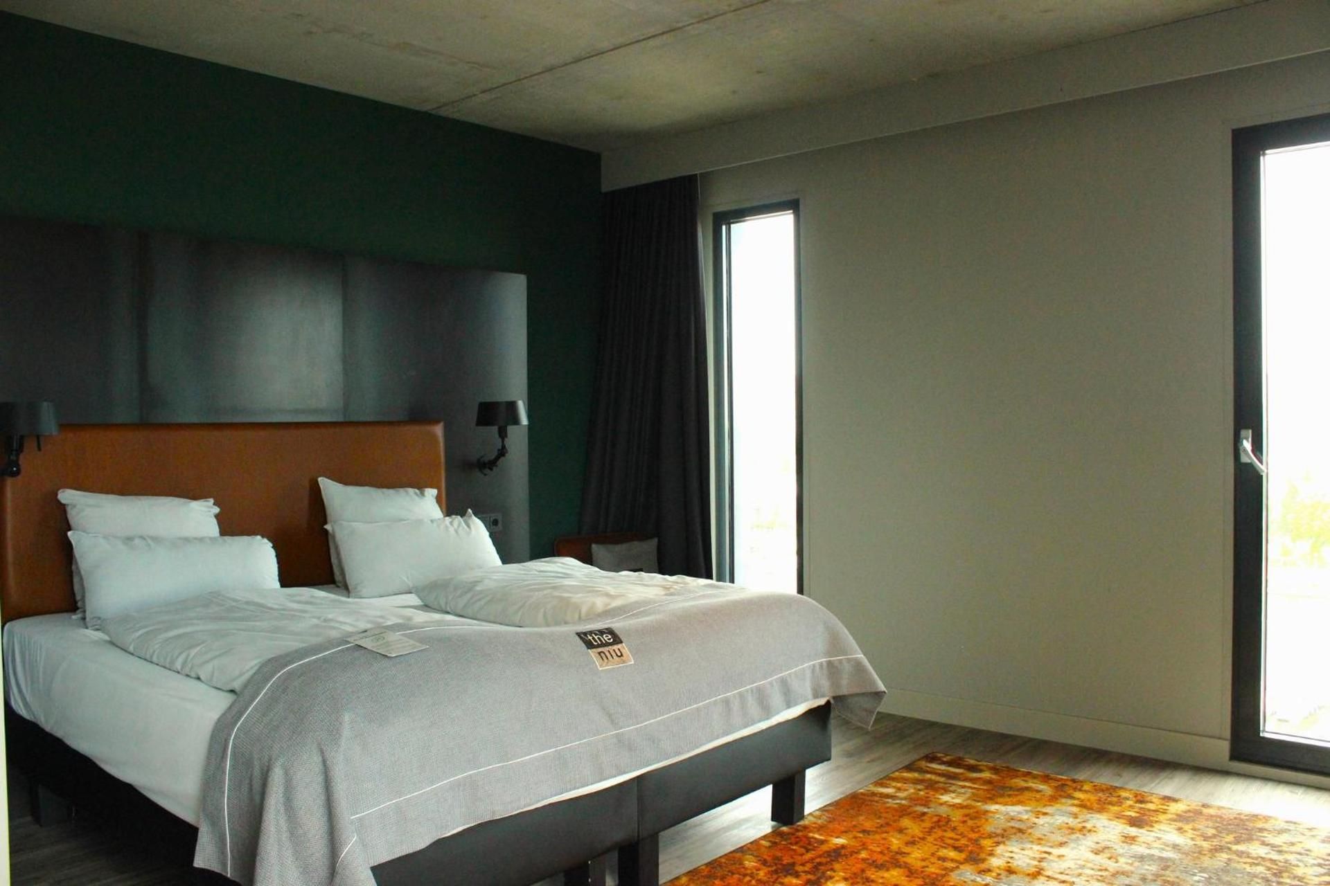 1 Queen Standard Accessible