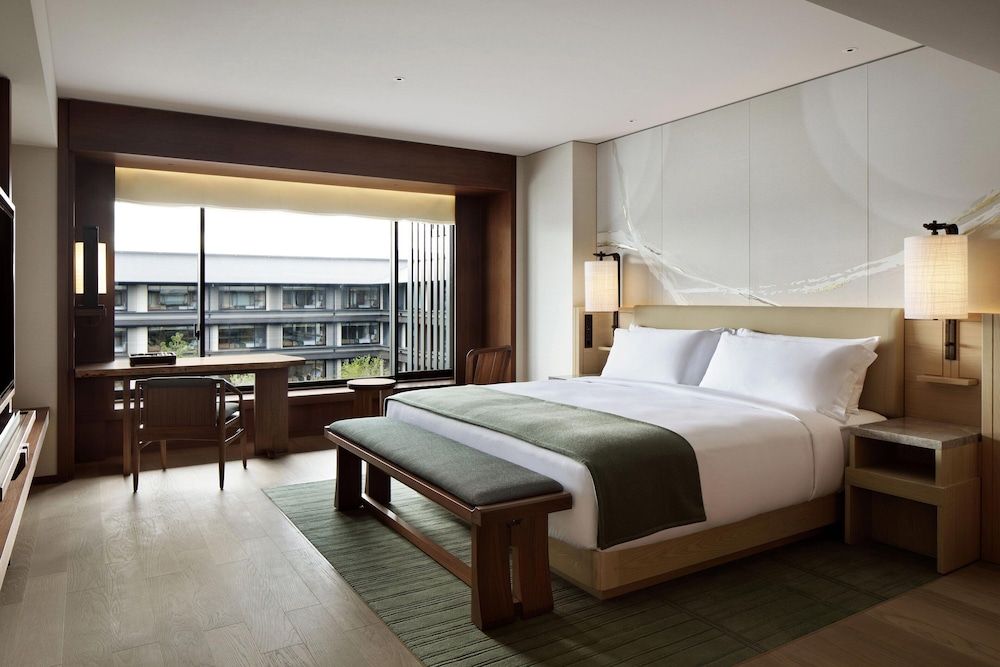 Suite, 1 King Bed, Non Smoking, Garden View