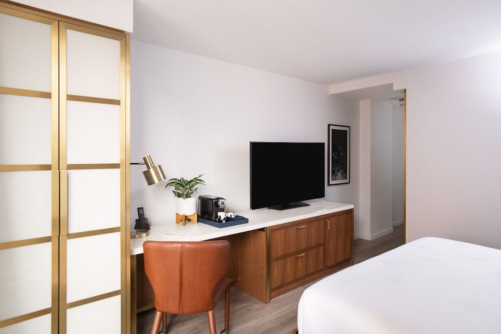 Le Méridien Essex Chicago Classic Room, 1 King Bed, Non Smoking 5