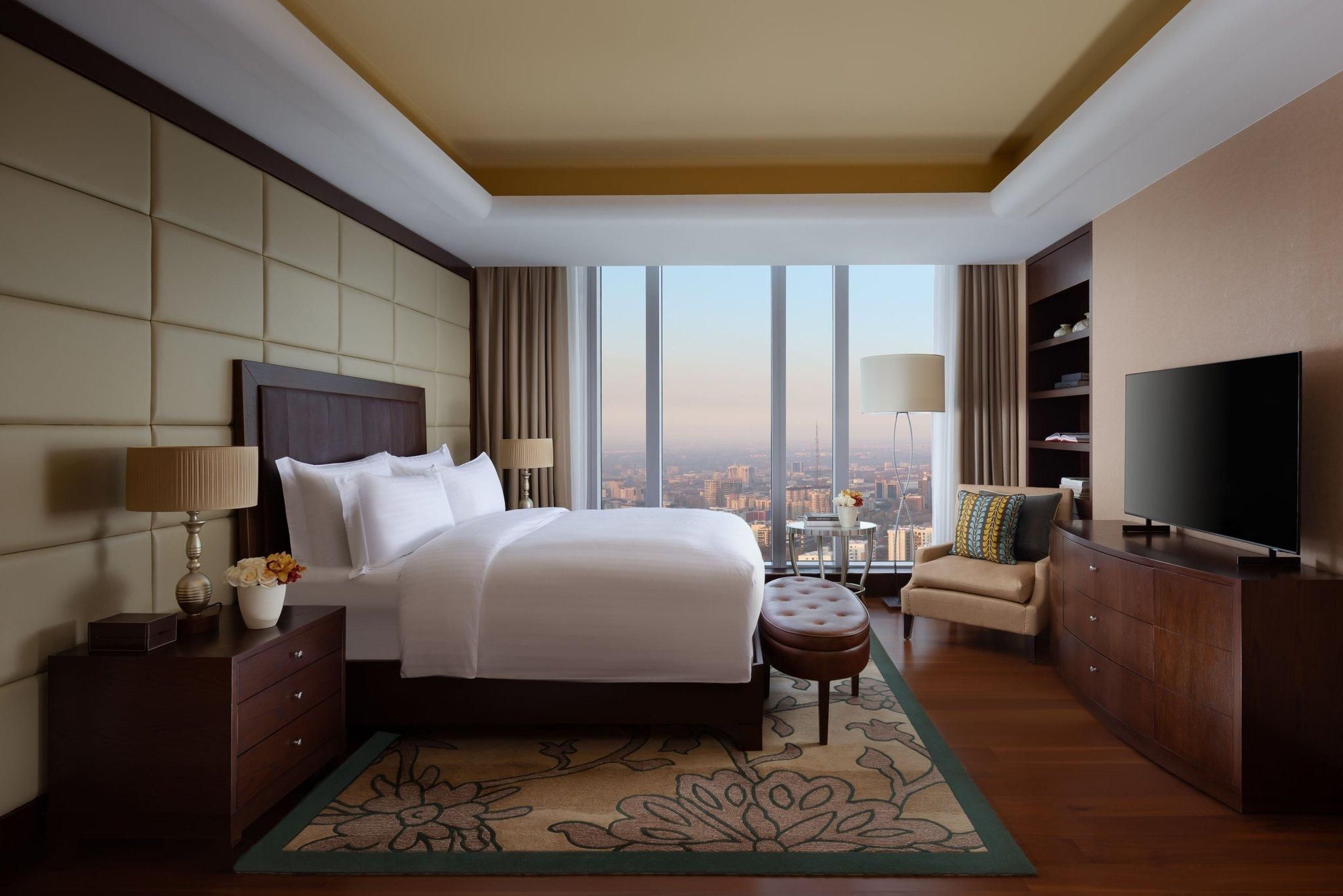 Grand Suite, Club lounge access, 1 Bedroom Larger Suite, 1 King, City view, Corner room