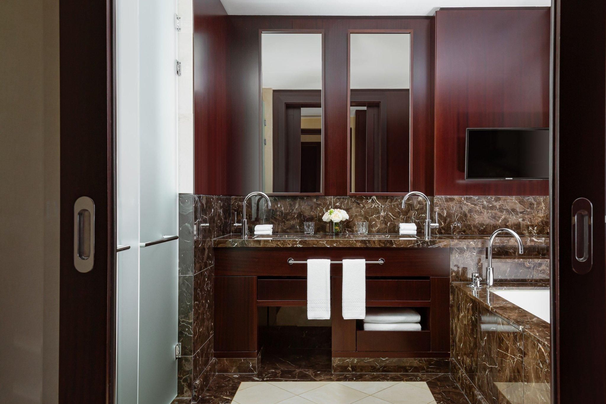 Executive Suite, 1 Bedroom Suite, 1 King, Mountain view