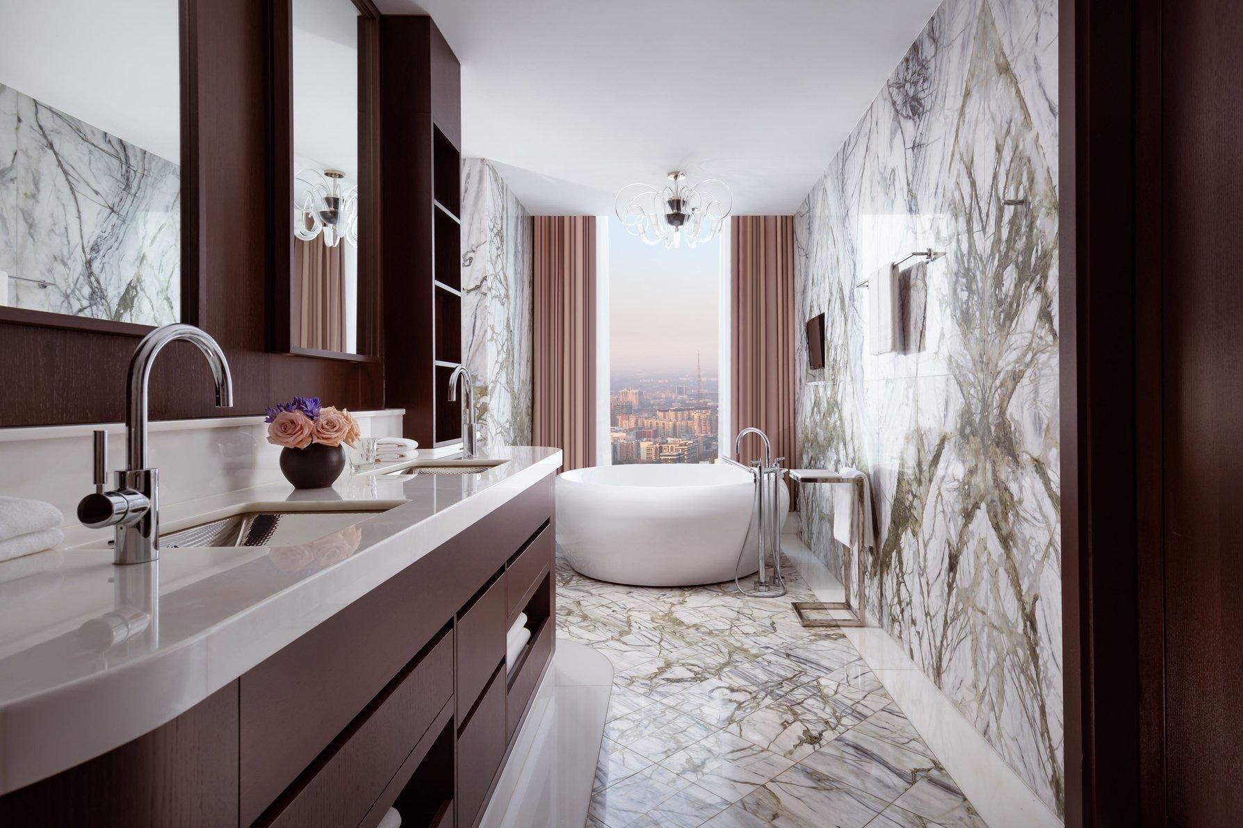 Grand Suite, Club lounge access, 1 Bedroom Larger Suite, 1 King, City view, Corner room