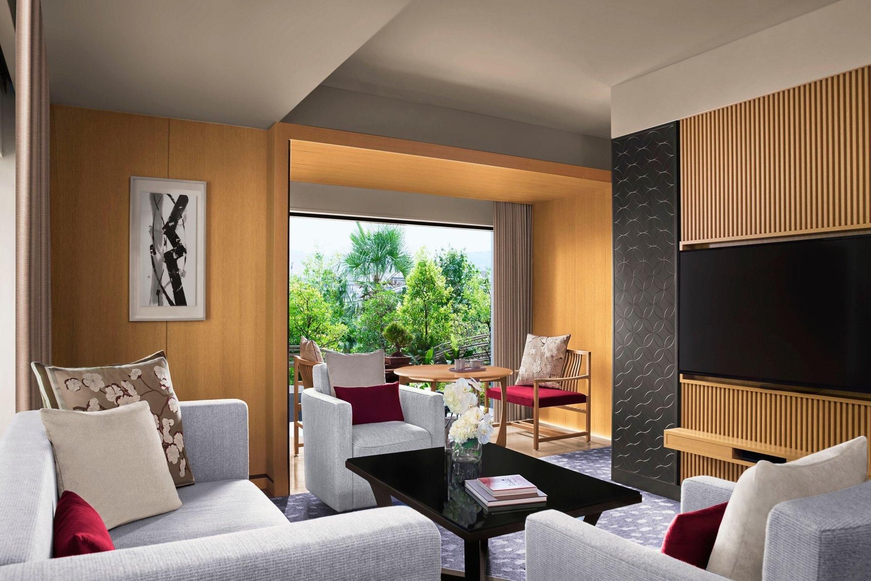Corner Suite KITA, Larger Suite, 1 King, River view