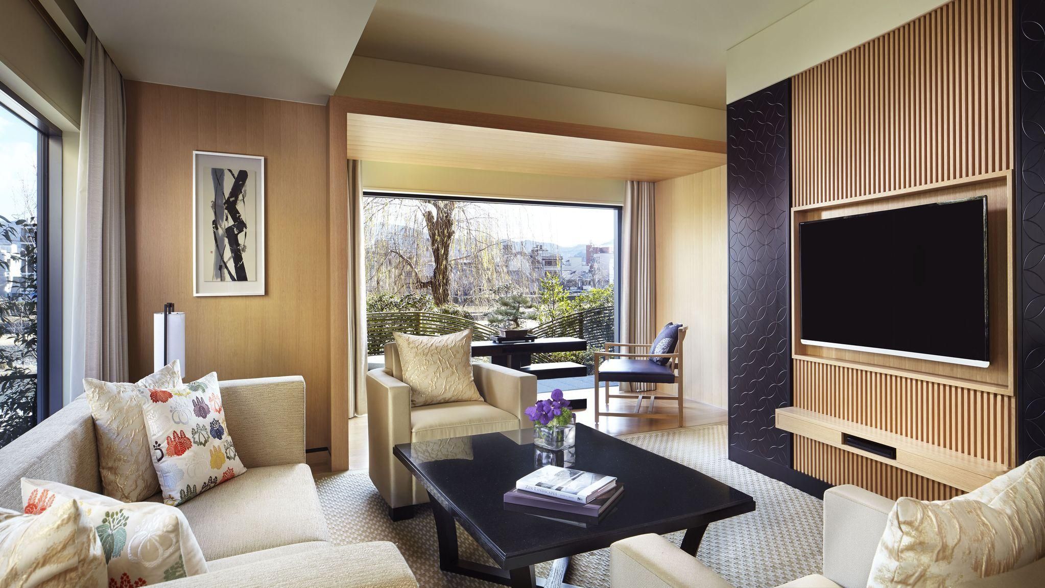 Corner Suite KITA, Larger Suite, 1 King, River view
