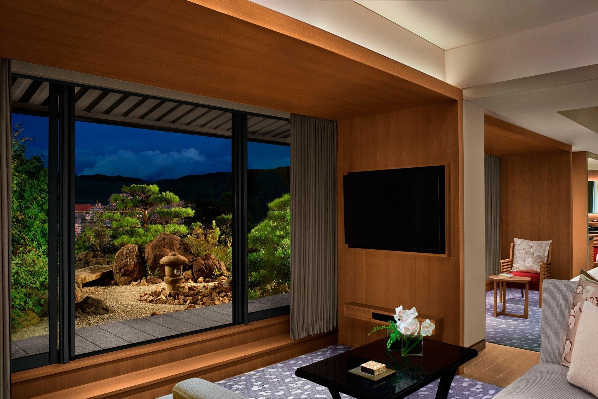 Garden Terrace Suite, Suite, 1 King, Mountain view