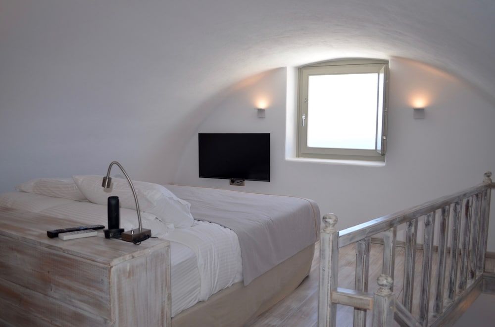 Junior Suite with Outdoor Hot Tub and Caldera View