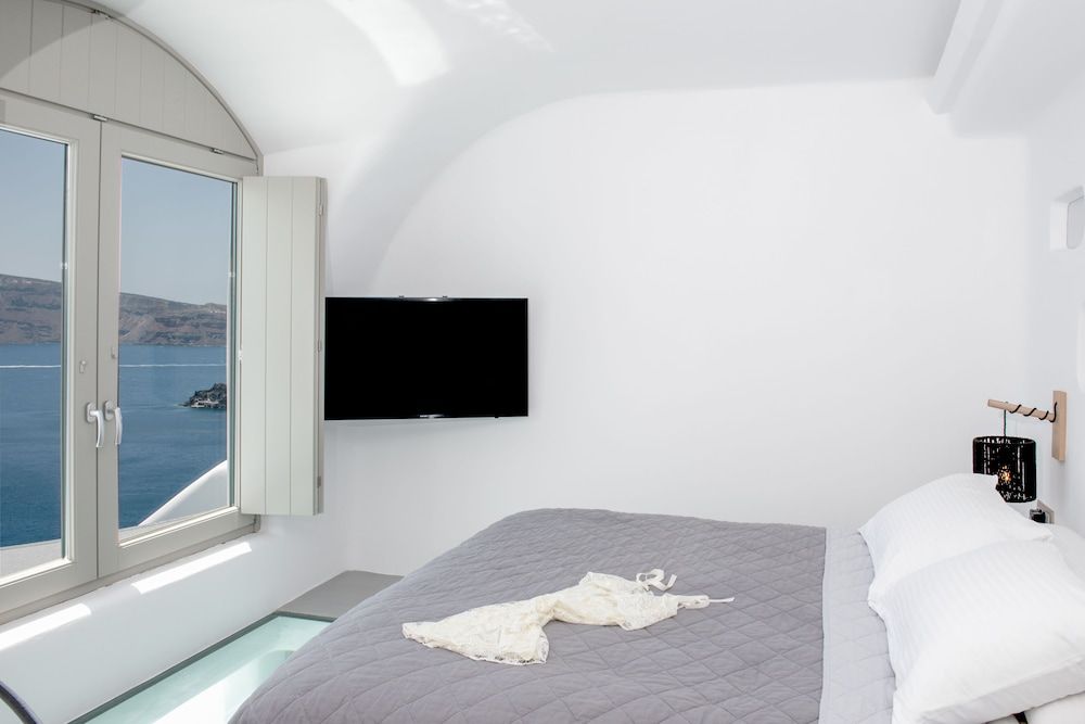 Deluxe Suite with Outdoor Private Pool and Caldera View