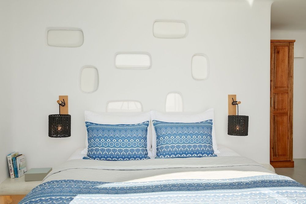 Deluxe Suite with Outdoor Private Pool and Caldera View