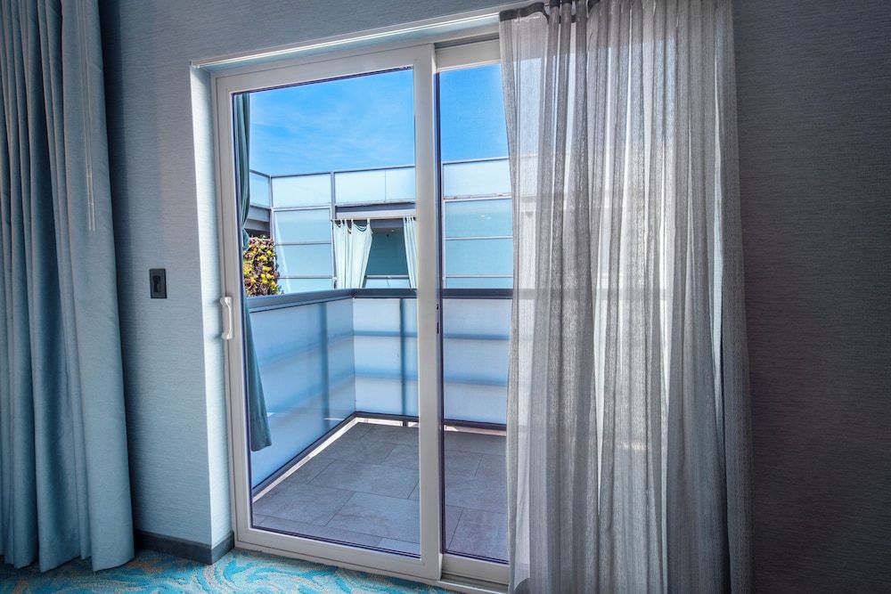 Shade Hotel Plaza View Room, 1 King Bed 3