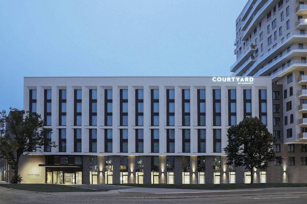 undefined Courtyard by Marriott Hamburg City 8
