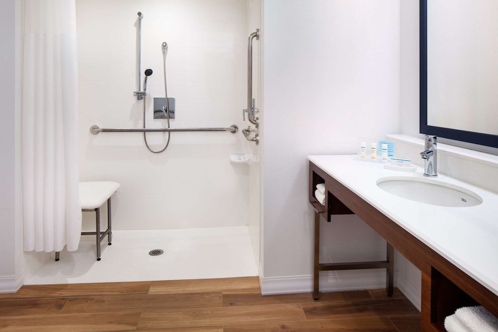 Hampton Inn Boston Seaport District Standard Room, 2 Queen Beds, Accessible, Bathtub (Mobility) 3