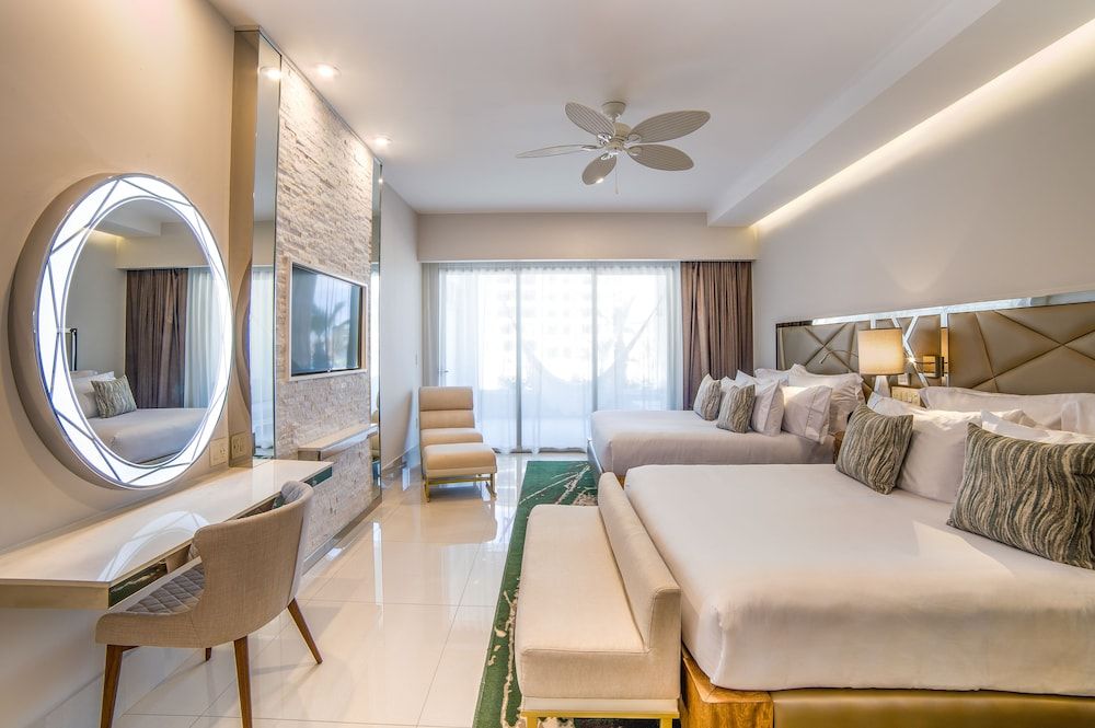 2 Bedroom Suite 1 King Bed + 2 Queen Beds