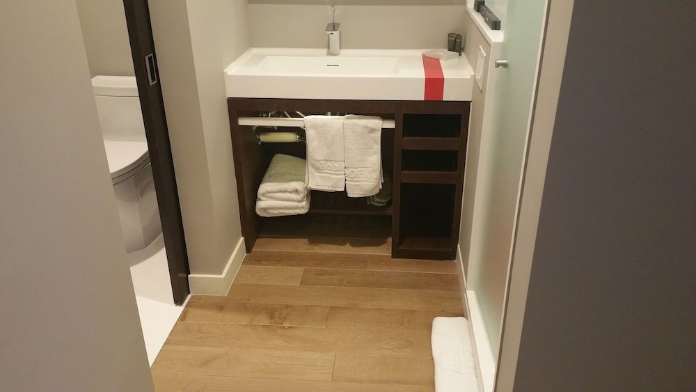 NobleDEN Hotel Room, 1 King Bed (City View or Courtyard View) 3