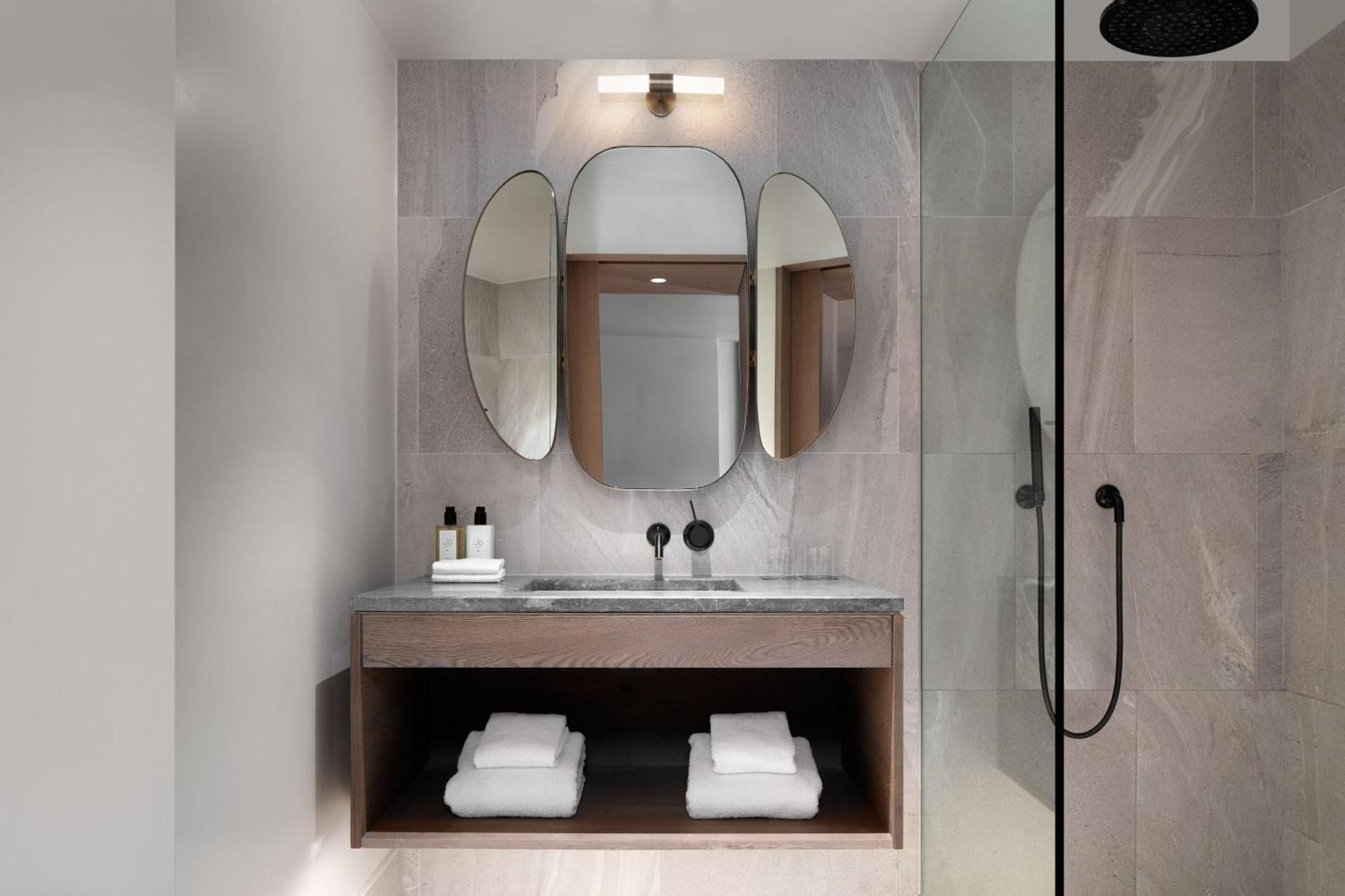 Deluxe King Room with City View