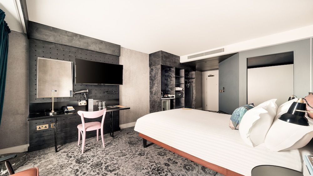 voco Manchester City Centre by IHG Standard Room, 1 Double Bed 4