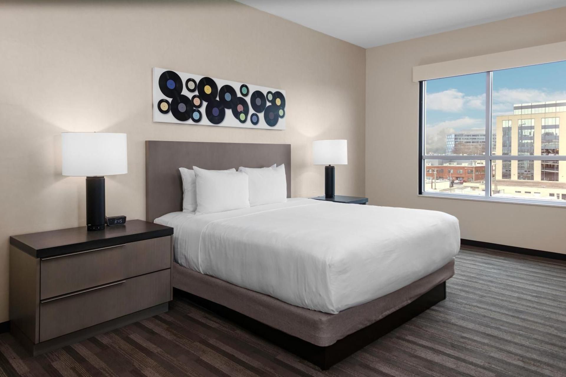 Den King Bed (plus Sofa Bed)