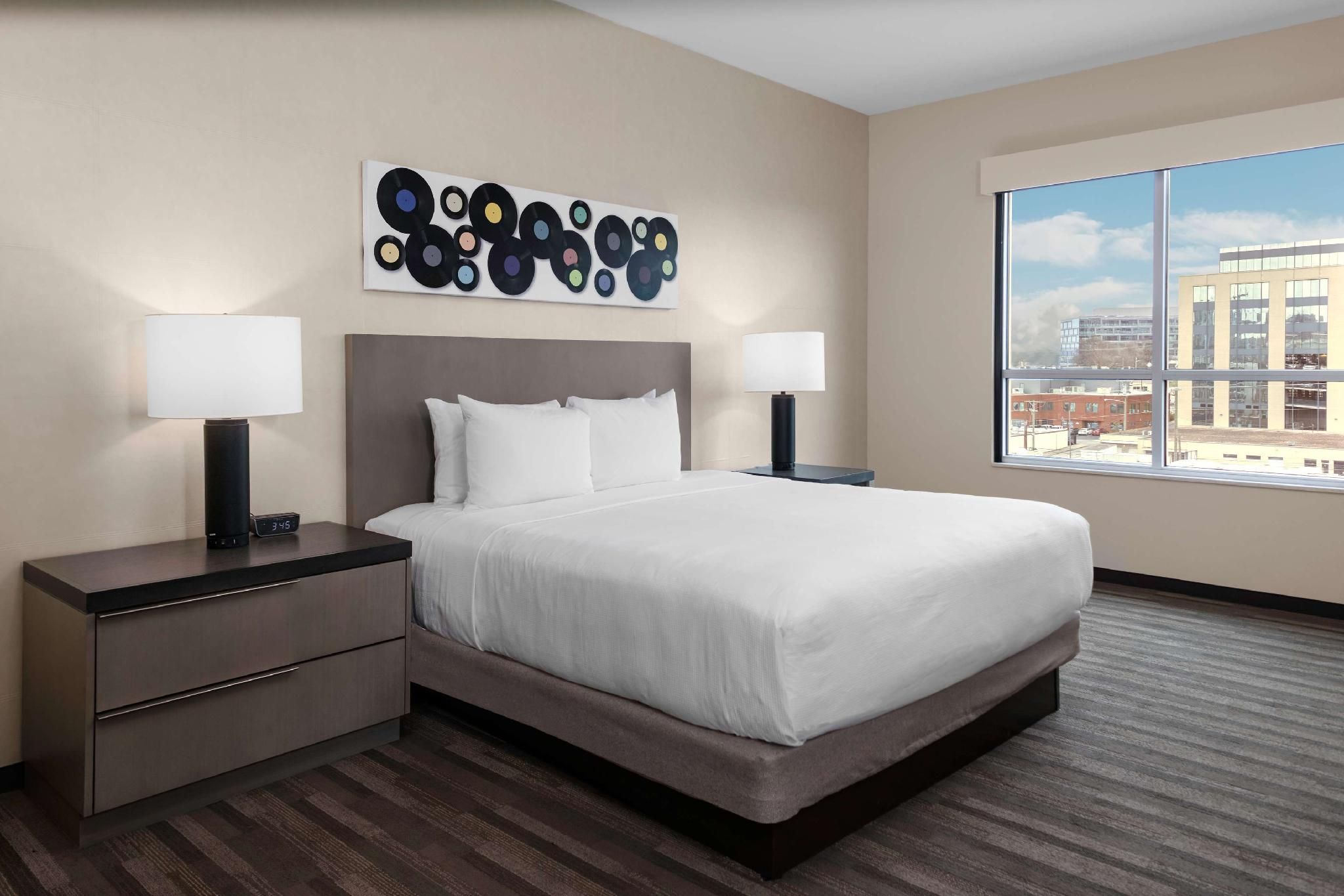 Specialty One Bedroom Kitchen Suite King Bed (plus Sofa Bed)