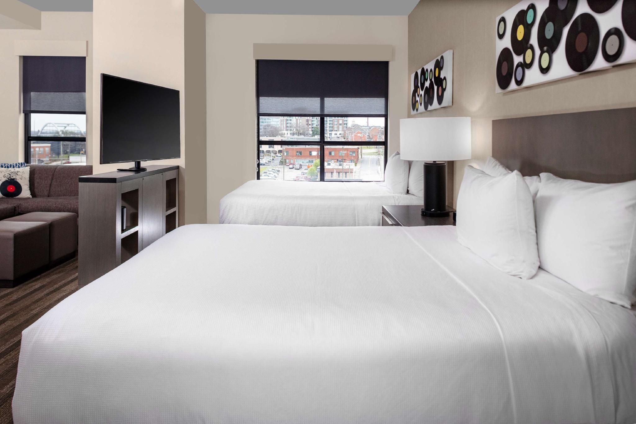 Studio Kitchen Suite Two Queen Beds (plus Sofa Bed)