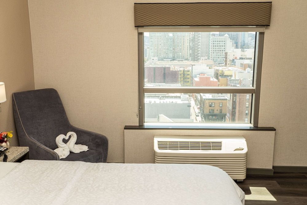 Hampton Inn San Francisco Downtown/Convention Center Room, 1 King Bed, Refrigerator 5