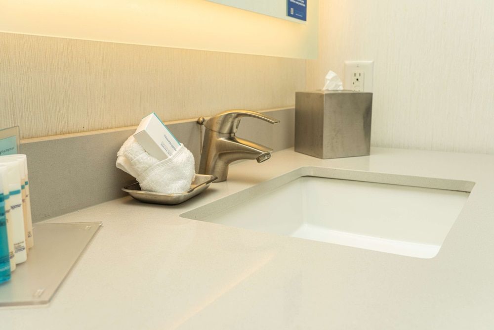 Hampton Inn San Francisco Downtown/Convention Center Room, 1 King Bed, Refrigerator 9