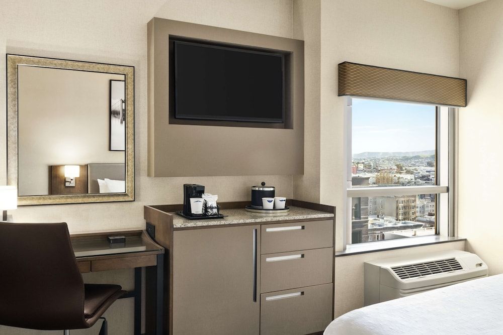 Hampton Inn San Francisco Downtown/Convention Center Room, 1 King Bed, Refrigerator 18