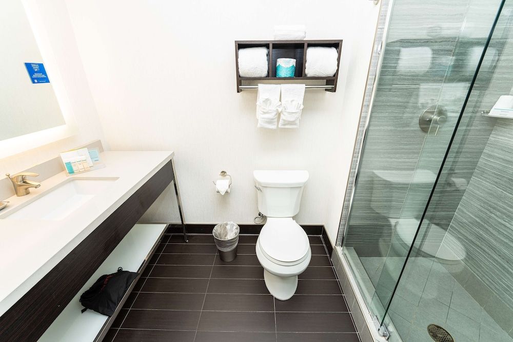 Hampton Inn San Francisco Downtown/Convention Center Room, 1 King Bed, Refrigerator 11