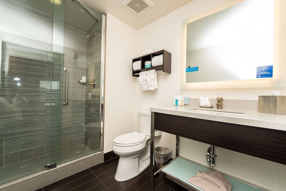 Hampton Inn San Francisco Downtown/Convention Center Room, 1 King Bed, Refrigerator 12