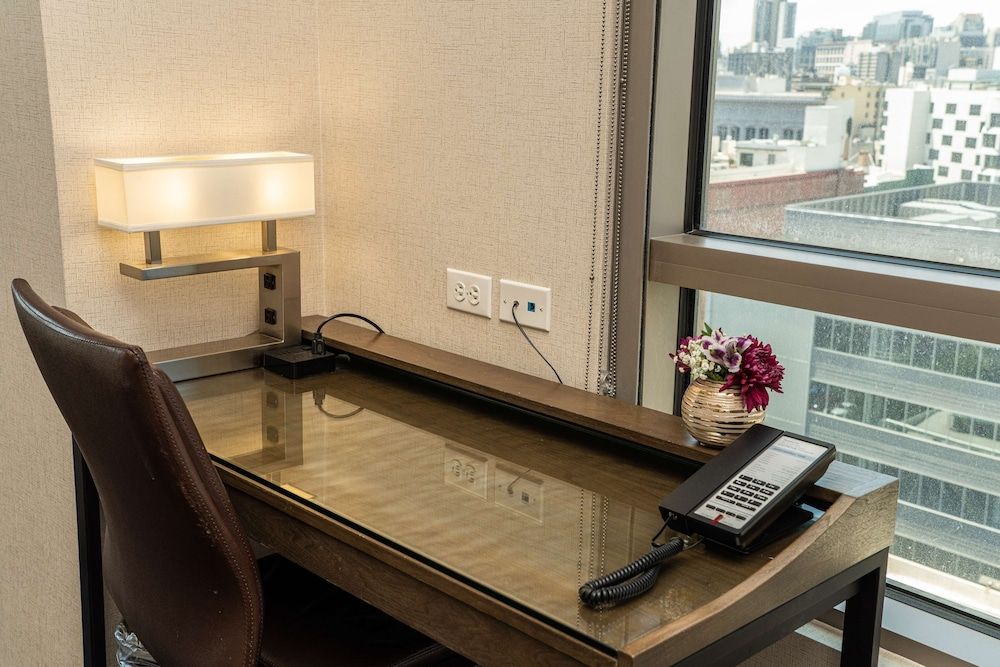 Hampton Inn San Francisco Downtown/Convention Center Room, 1 King Bed, Refrigerator 15