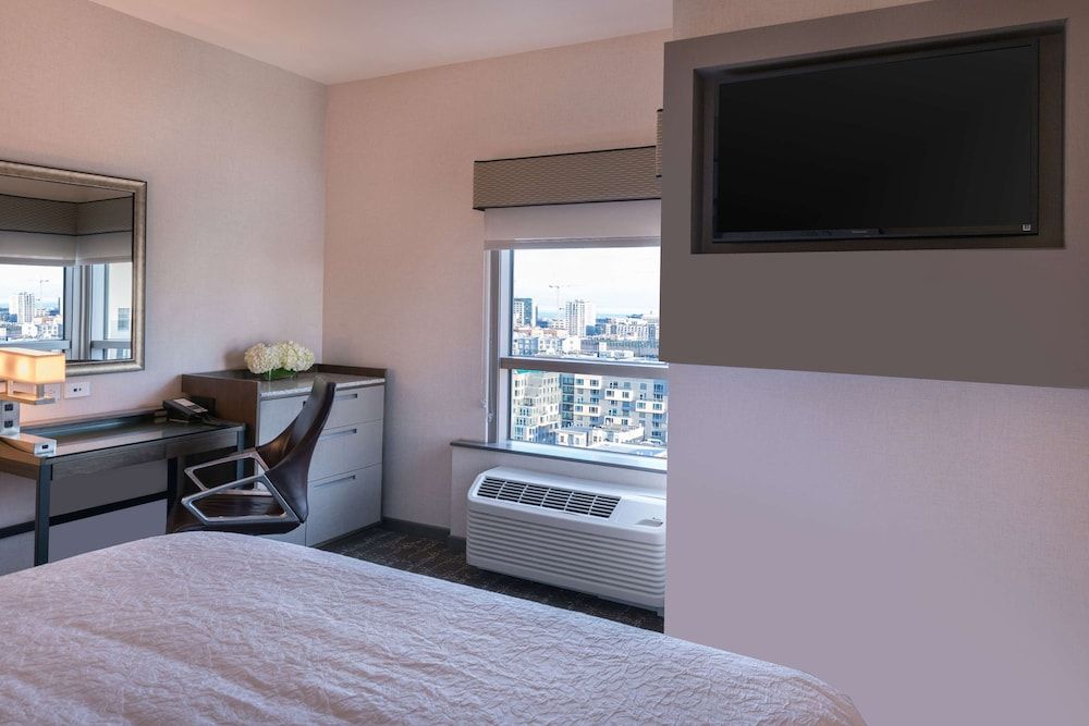 Hampton Inn San Francisco Downtown/Convention Center Room, 1 King Bed, Refrigerator 17