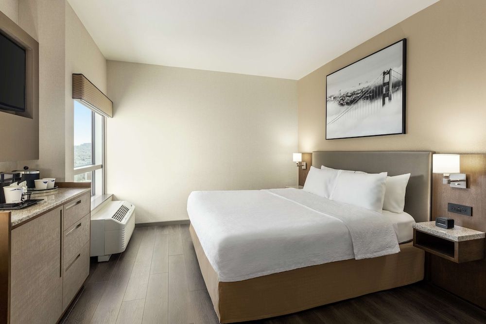 Hampton Inn San Francisco Downtown/Convention Center Room, 1 King Bed, Refrigerator 6