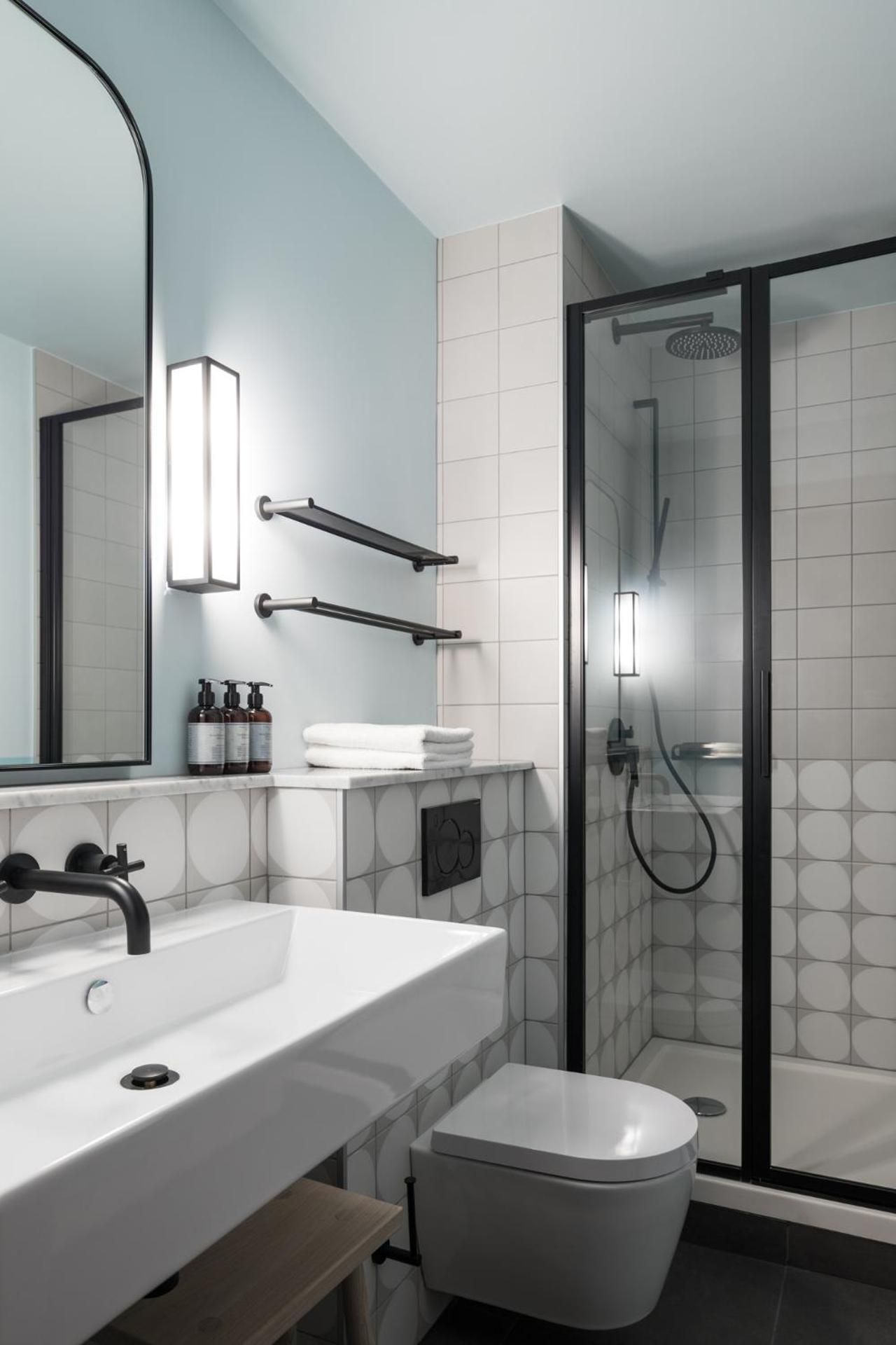 undefined Zanzibar Locke 7