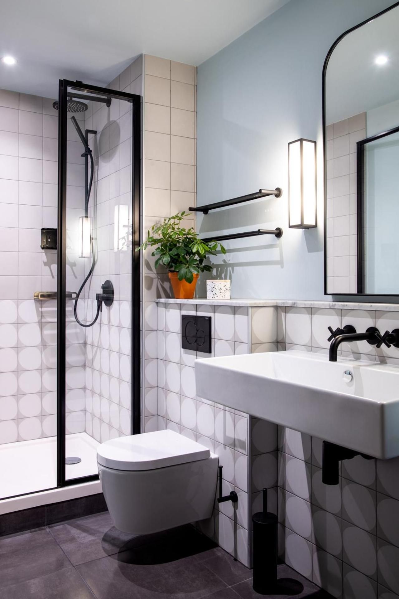 undefined Zanzibar Locke 9