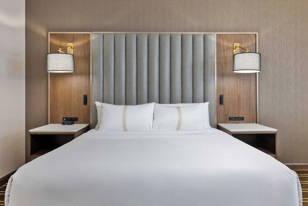 The Sutton Place Hotel Toronto Classic Room, 1 King Bed, Accessible 2