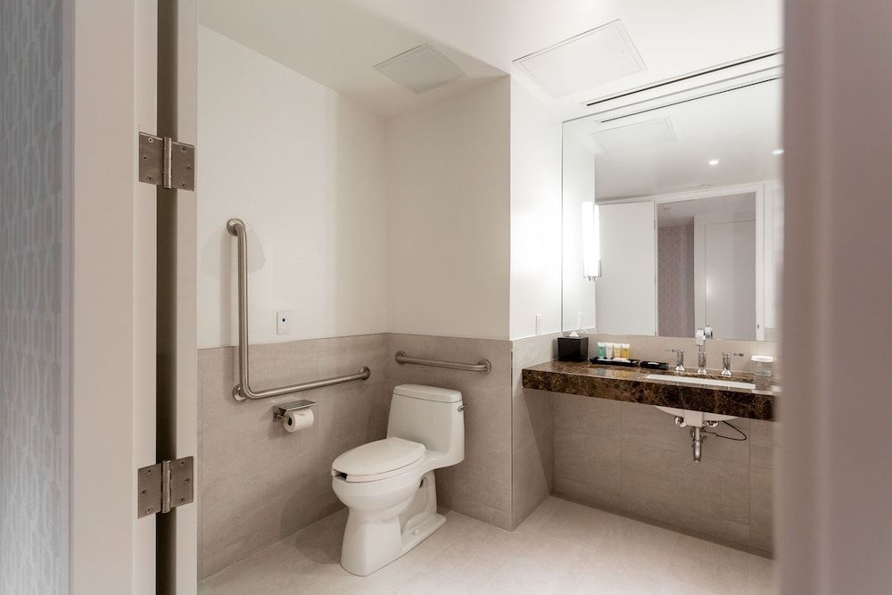 The Sutton Place Hotel Toronto Classic Room, 1 King Bed, Accessible 7