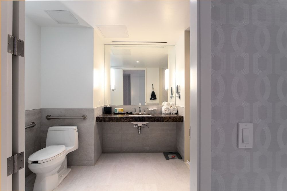 The Sutton Place Hotel Toronto Classic Room, 1 King Bed, Accessible 6