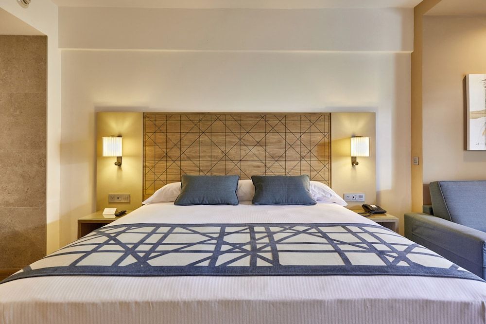 Junior Suite, Partial Ocean View (C)