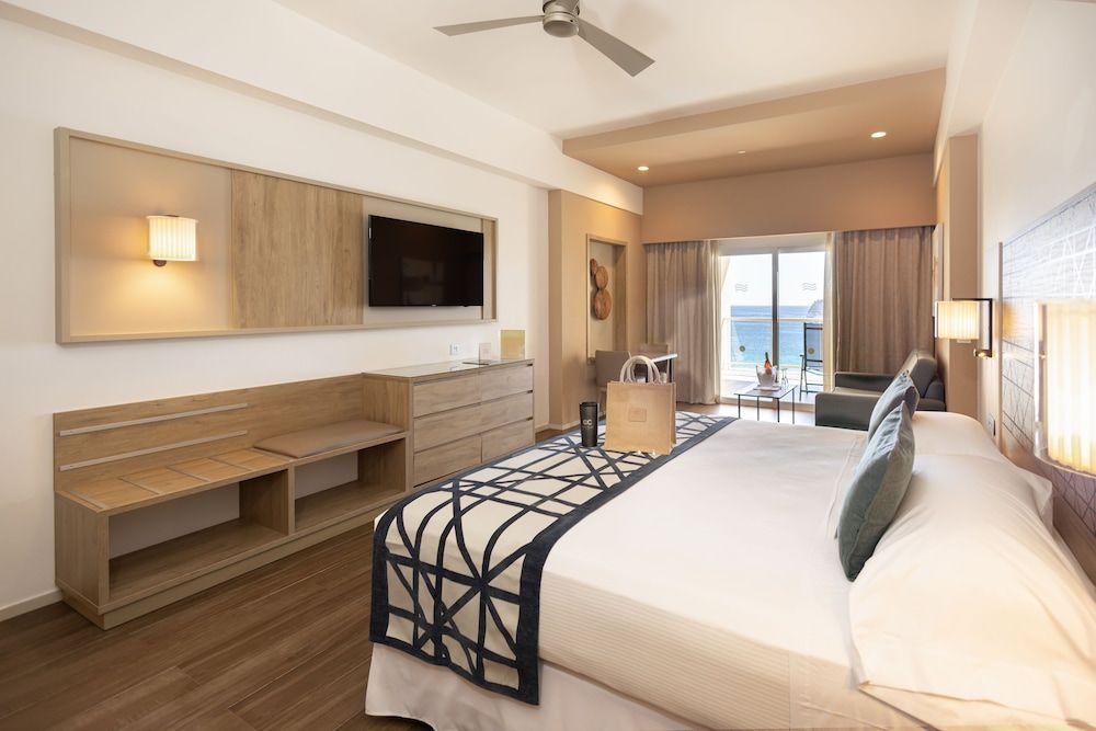 Junior Suite, Oceanfront (Elite Club, M)