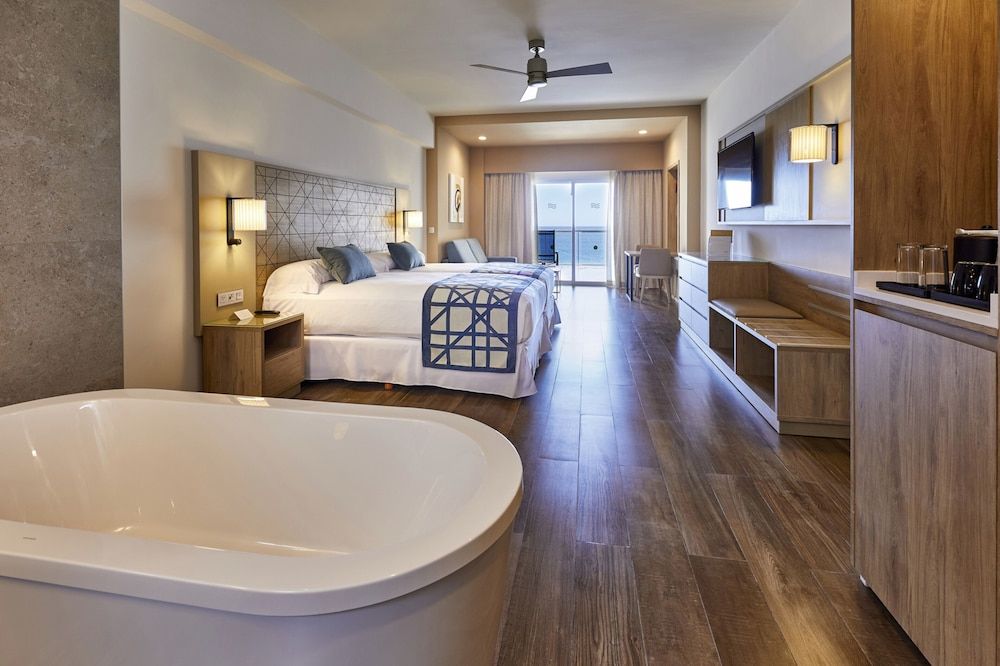 Junior Suite, Oceanfront (Elite Club, E)