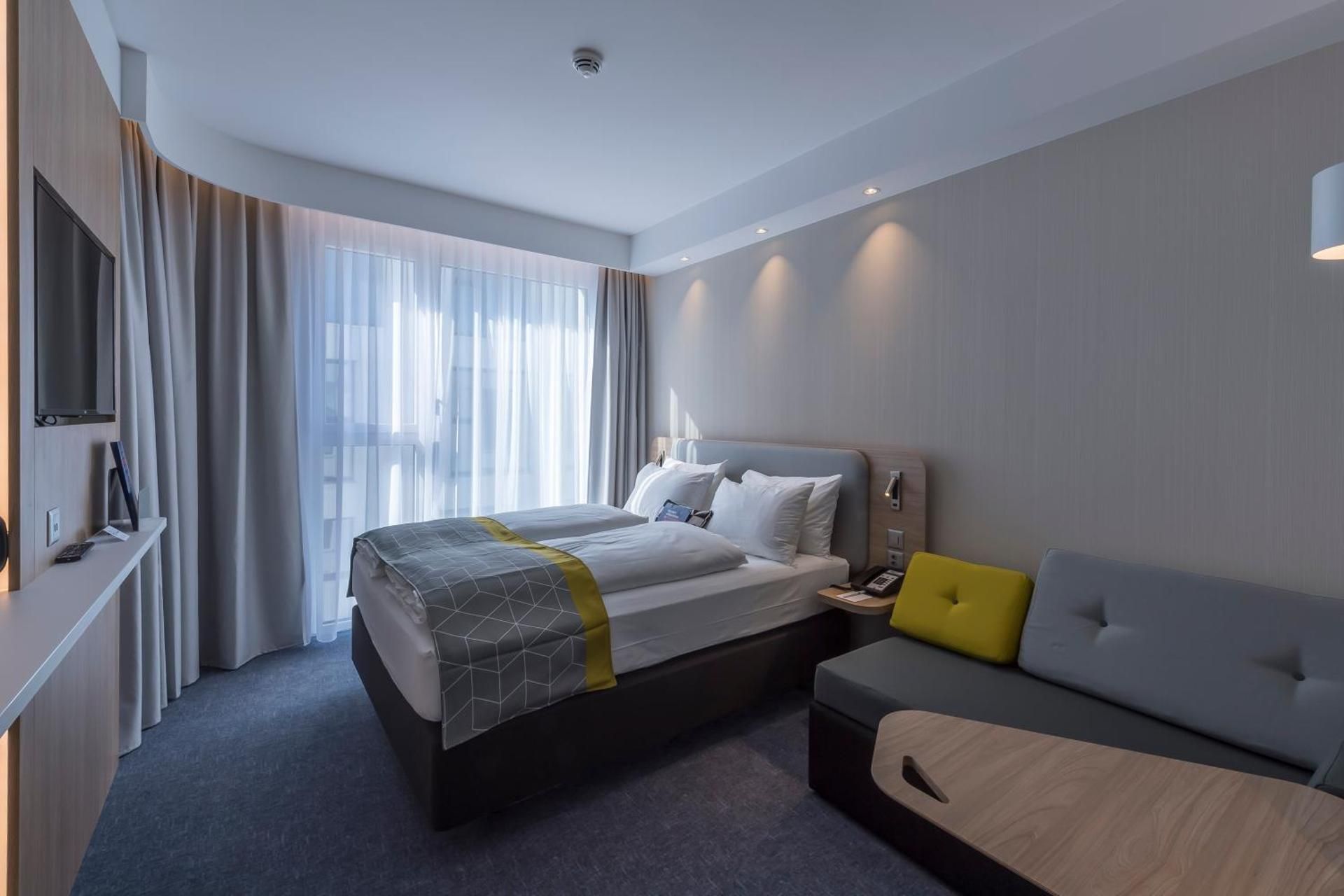 1 Queen Standard With Free Breakfast