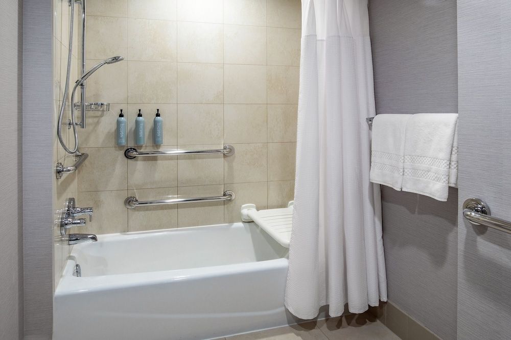 Courtyard New York Manhattan/Times Square West Room, 1 King Bed 12