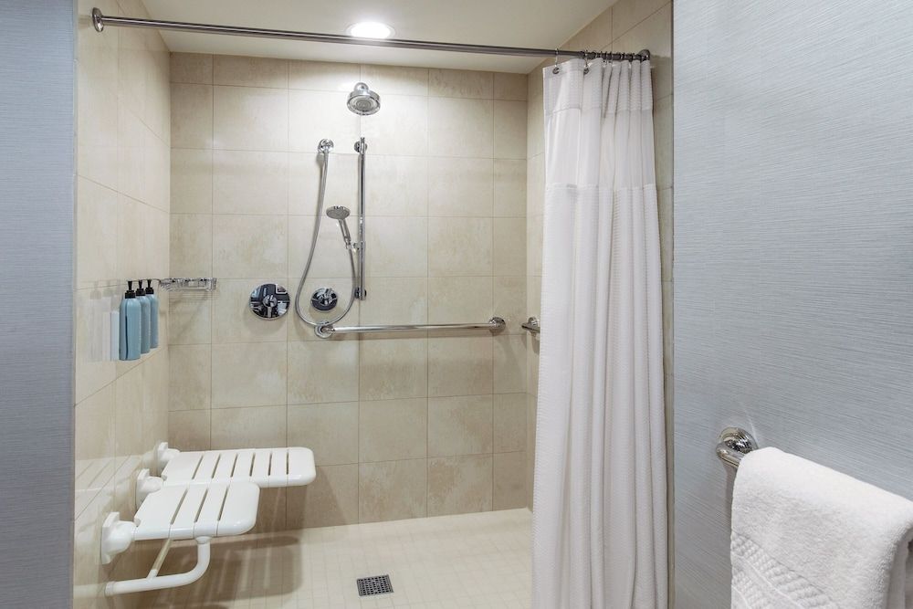 Courtyard New York Manhattan/Times Square West Room, 1 King Bed 10