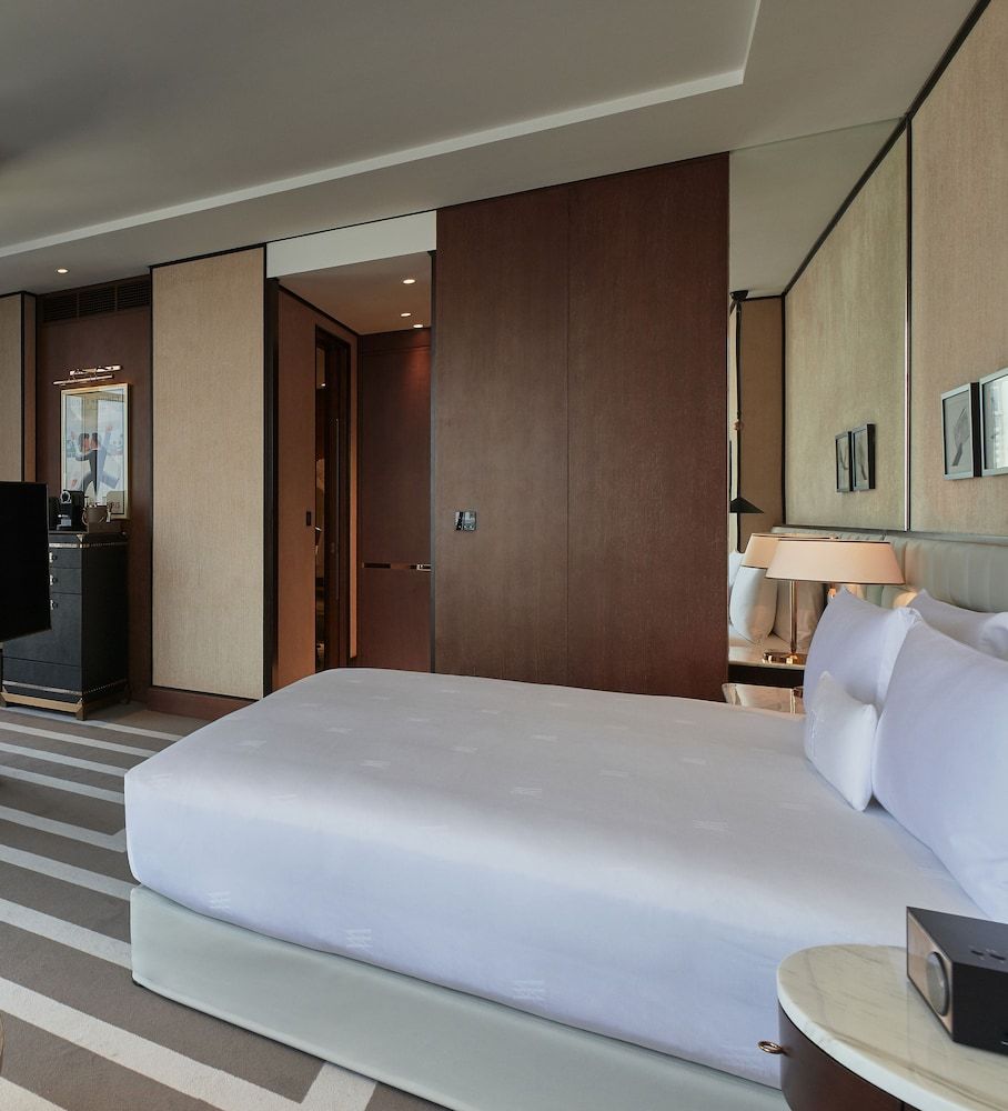 Room, 1 King Bed, Corner (Skyline View)