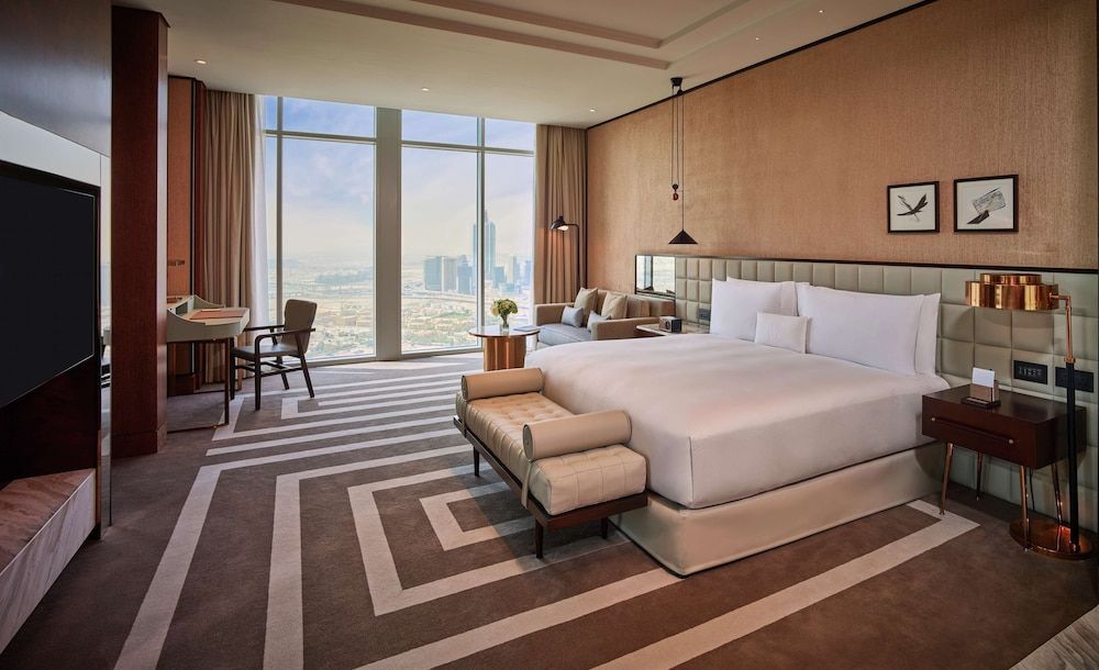Suite, 1 King Bed, Corner (Skyline View)