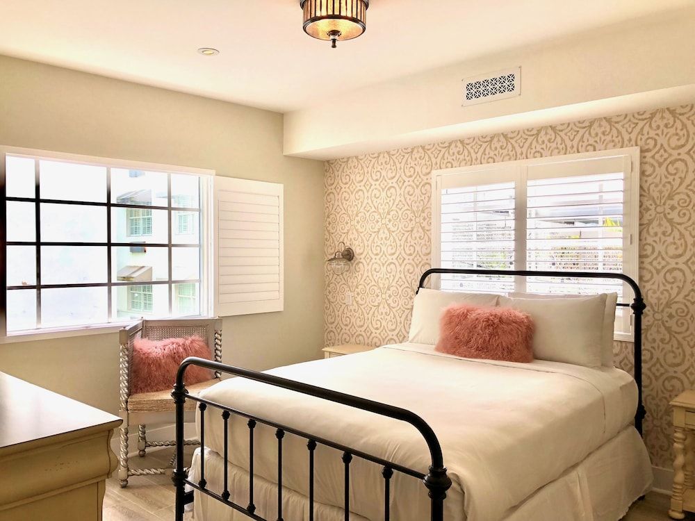 Henrosa Hotel Classic Room, 1 Queen Bed 9