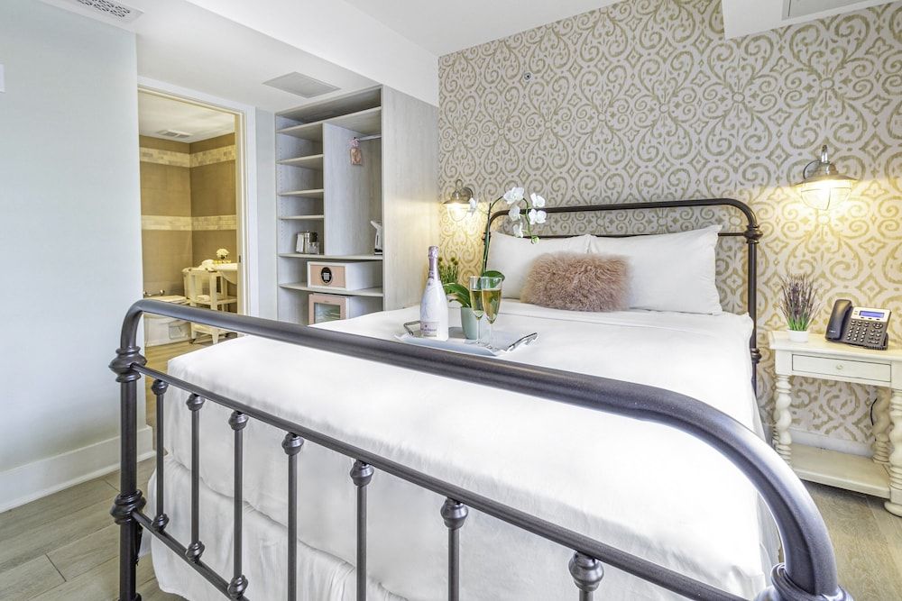 Henrosa Hotel Classic Room, 1 Queen Bed 8