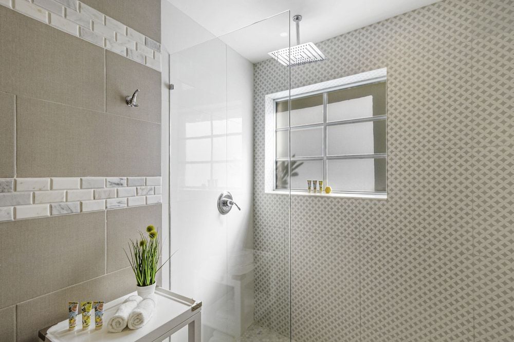 Henrosa Hotel Classic Room, 1 Queen Bed 11